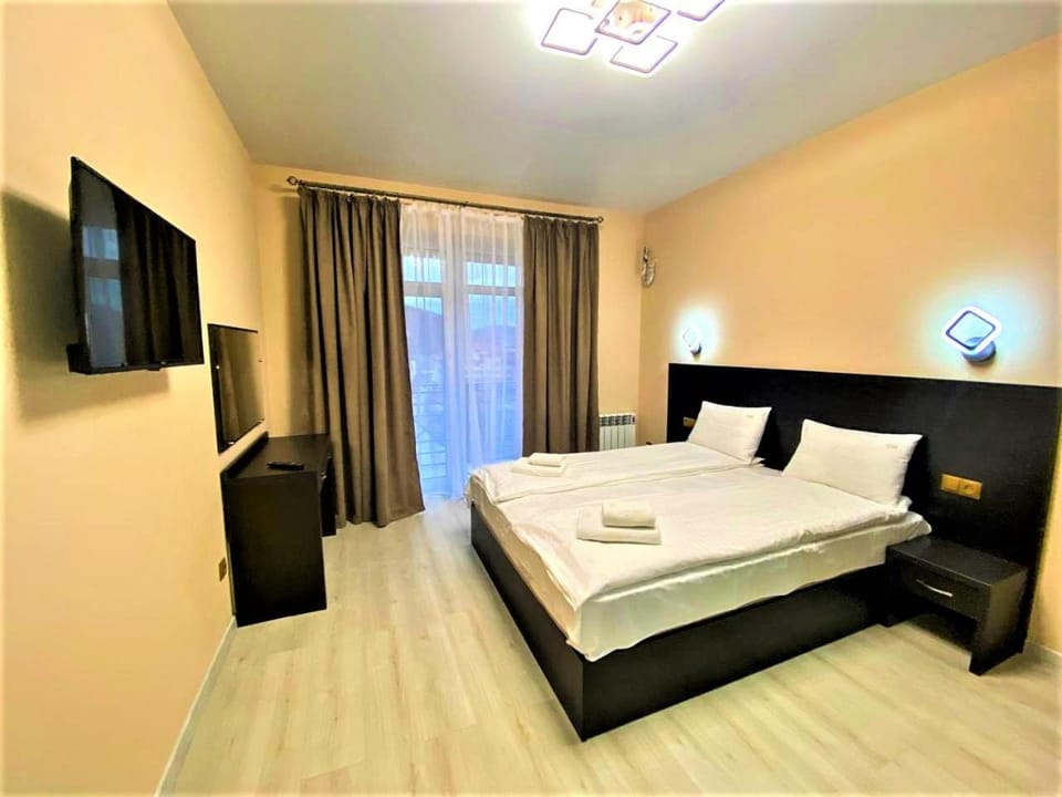 Bed, TV and multimedia, Photo of the whole room, Bedroom