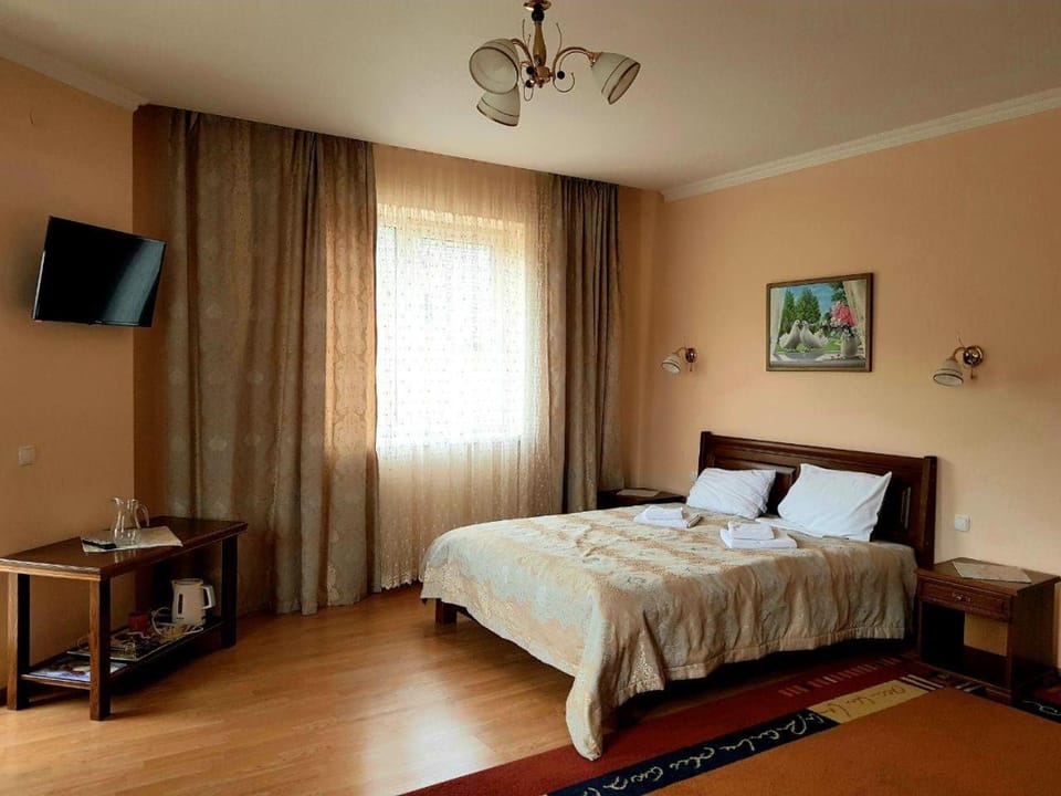 Bed, TV and multimedia, Photo of the whole room, Bedroom