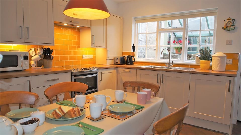 Kitchen or kitchenette, Dining area, Breakfast