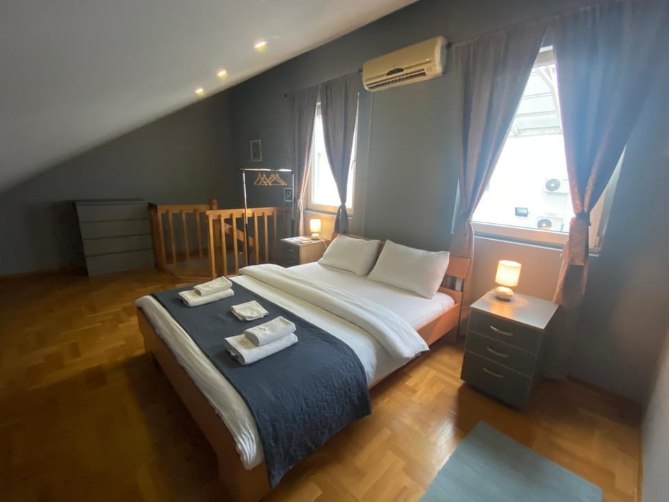 Bed, Bedroom, towels, air conditioner