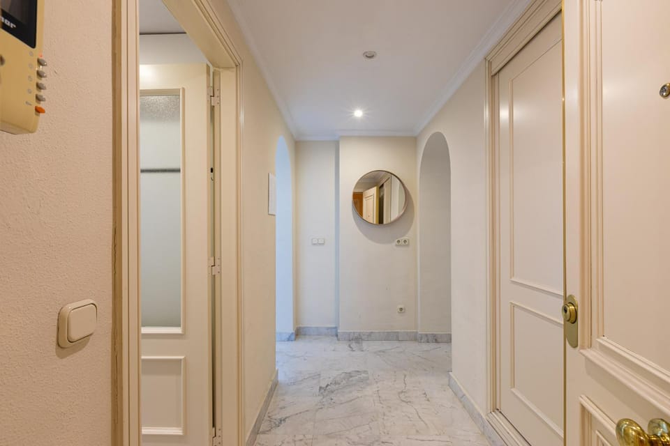 Facade/entrance, wardrobe