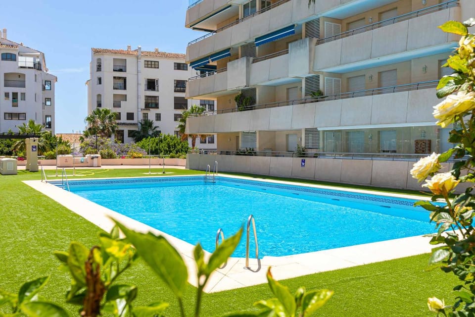 Property building, Day, Garden, Swimming pool