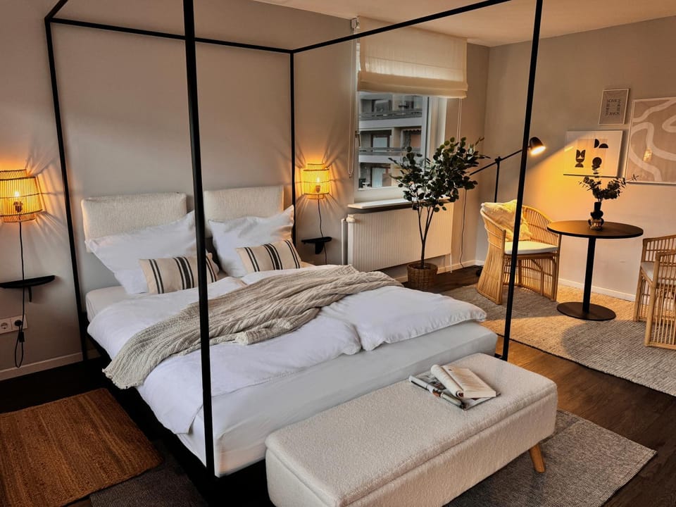 Bed, Living room, Photo of the whole room, Seating area, Bedroom
