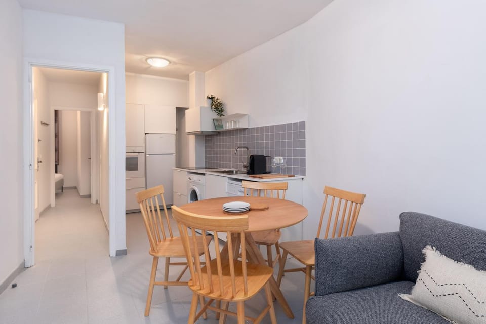 Kitchen or kitchenette, Dining area, minibar, stove