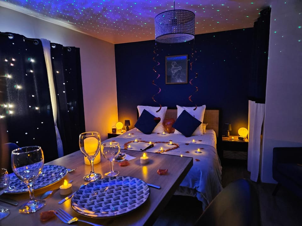 Bed, Photo of the whole room, Dining area, Bedroom