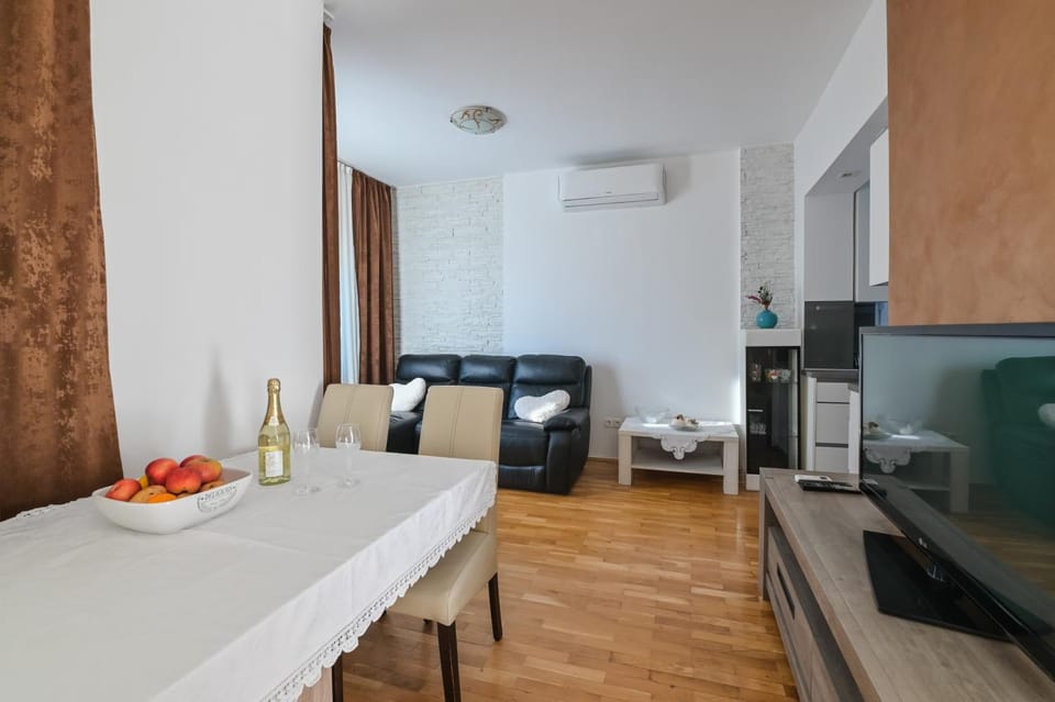 Living room, Food and drinks, Seating area, Dining area, air conditioner