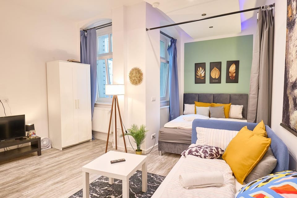 Bed, TV and multimedia, Living room, Photo of the whole room, Seating area, Evening entertainment, Bedroom