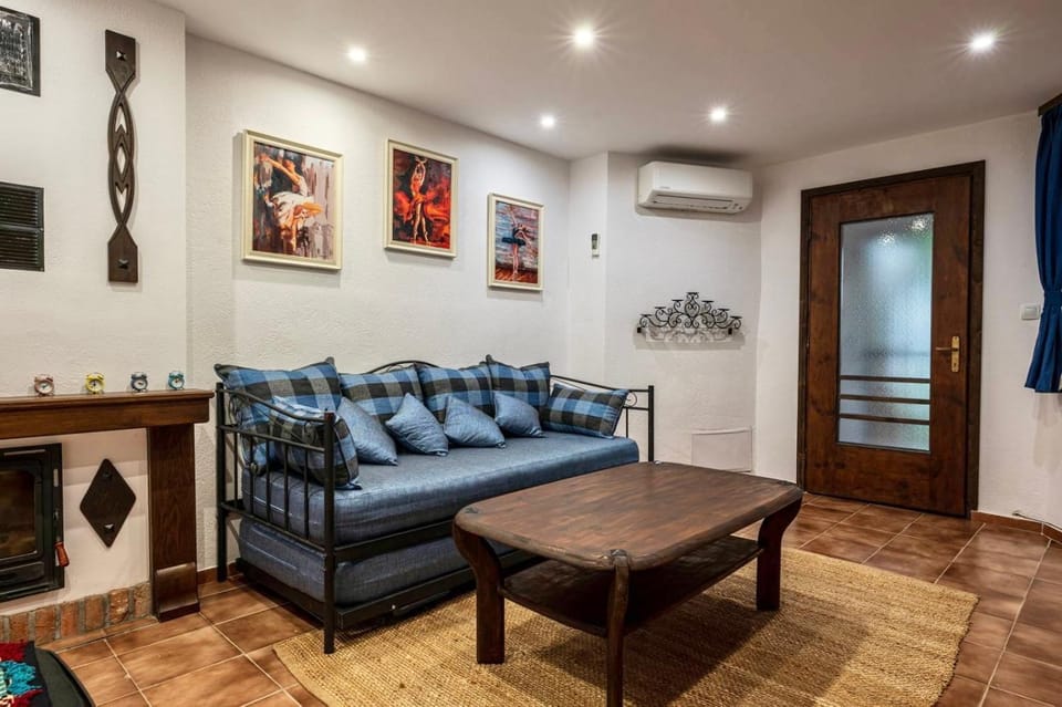 Living room, Seating area, air conditioner