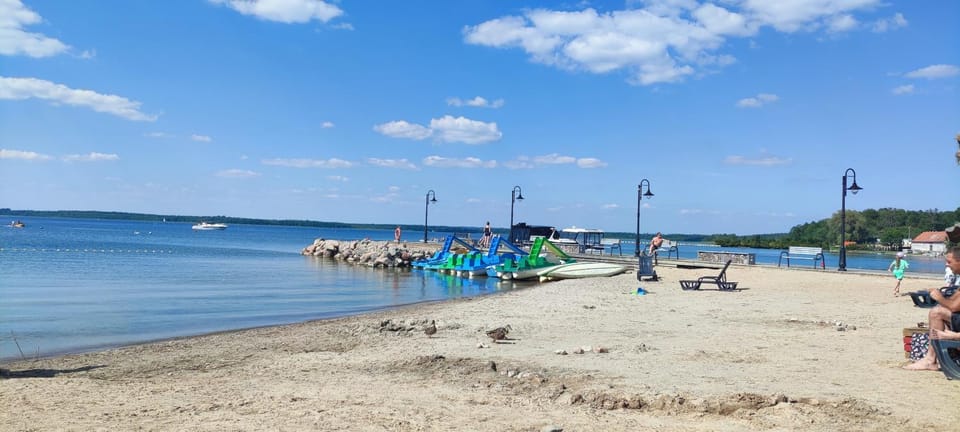 Niezła Szopka domki nad jeziorem Campground/ 
RV Resort in Poland