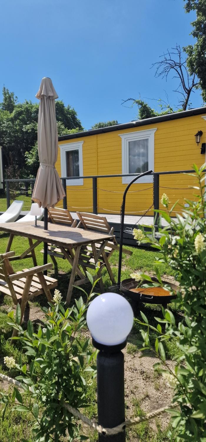 Niezła Szopka domki nad jeziorem Campground/ 
RV Resort in Poland