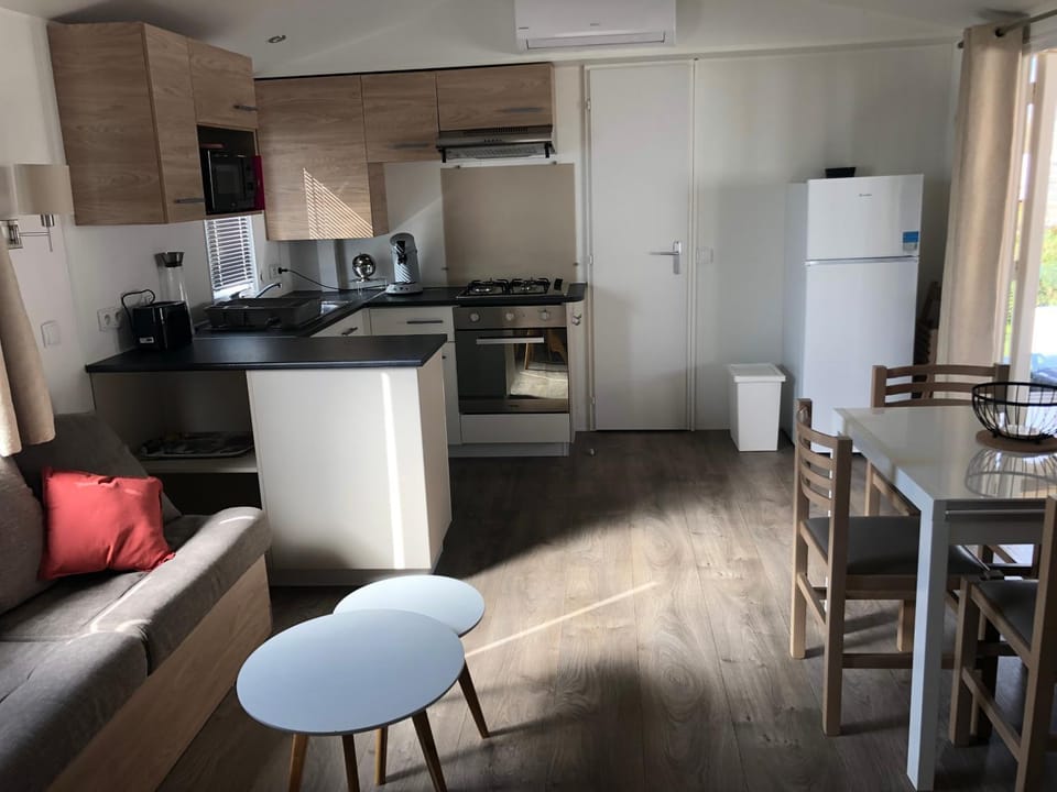 TV and multimedia, Kitchen or kitchenette, Living room, Dining area, dishwasher, heating, oven, storage, stove, toaster, air conditioner
