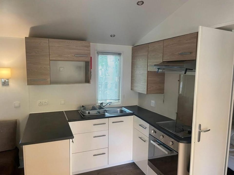 Coffee/tea facilities, microwave, oven, stove, toaster, kitchen