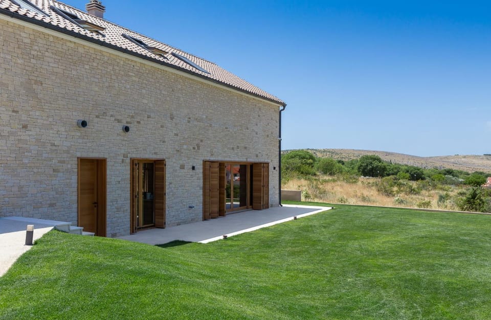 Property building, Facade/entrance, Garden