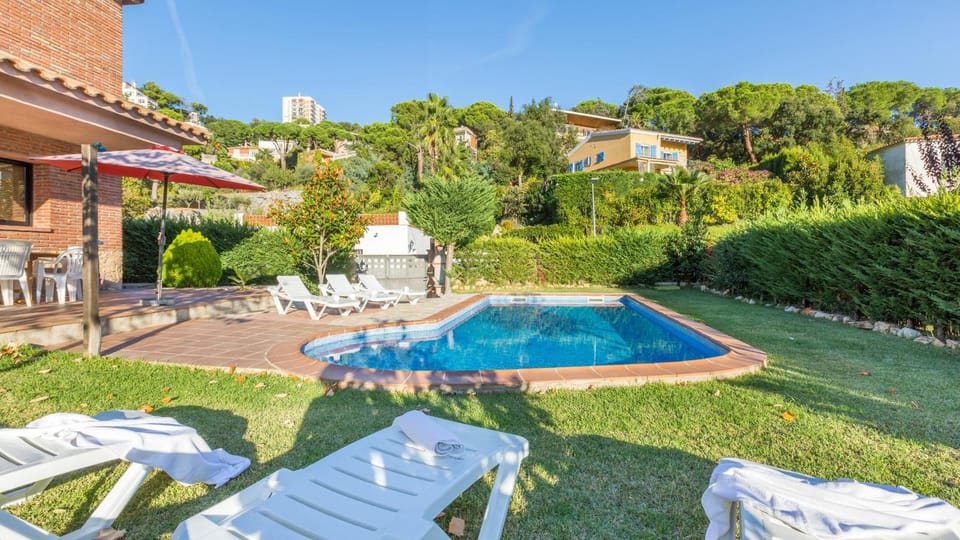 Property building, Garden, Swimming pool, sunbed