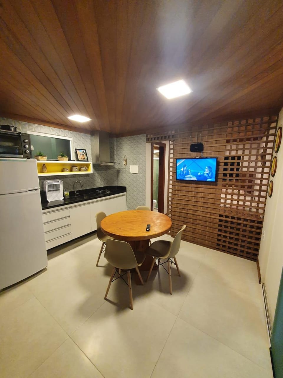 Kitchen or kitchenette, Dining area, minibar