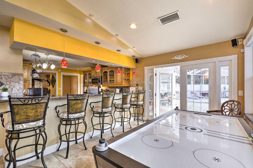Lanai & Heated Pool! Cozy Home in Heart of Tampa House in Town N Country