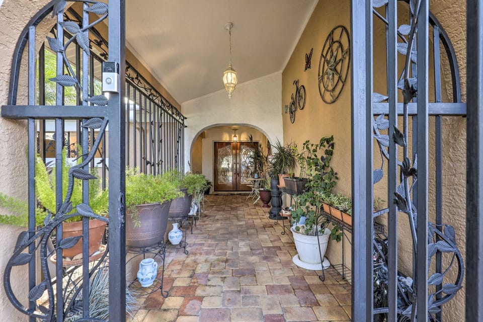 Cozy Home in Heart of Tampa w/ Lanai & Pool! House in Town N Country