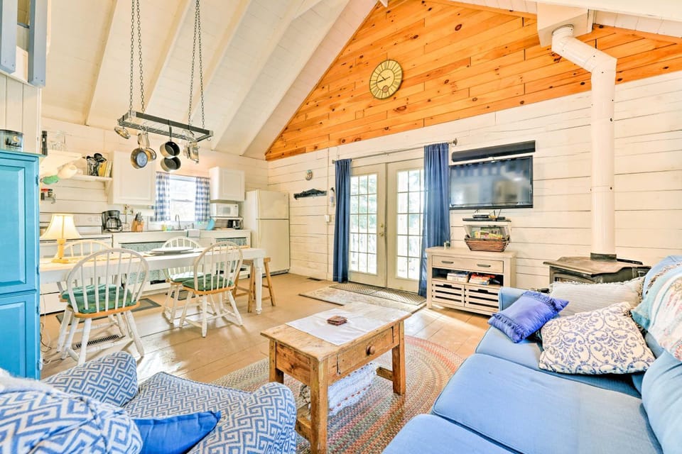 Private Lake Access & Canoes: Pennsylvania Cottage House in Pennsylvania