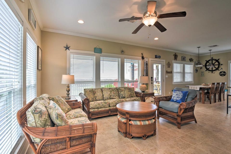 Ocean View & Grill: Crystal Beach Bungalow! House in Bolivar Peninsula