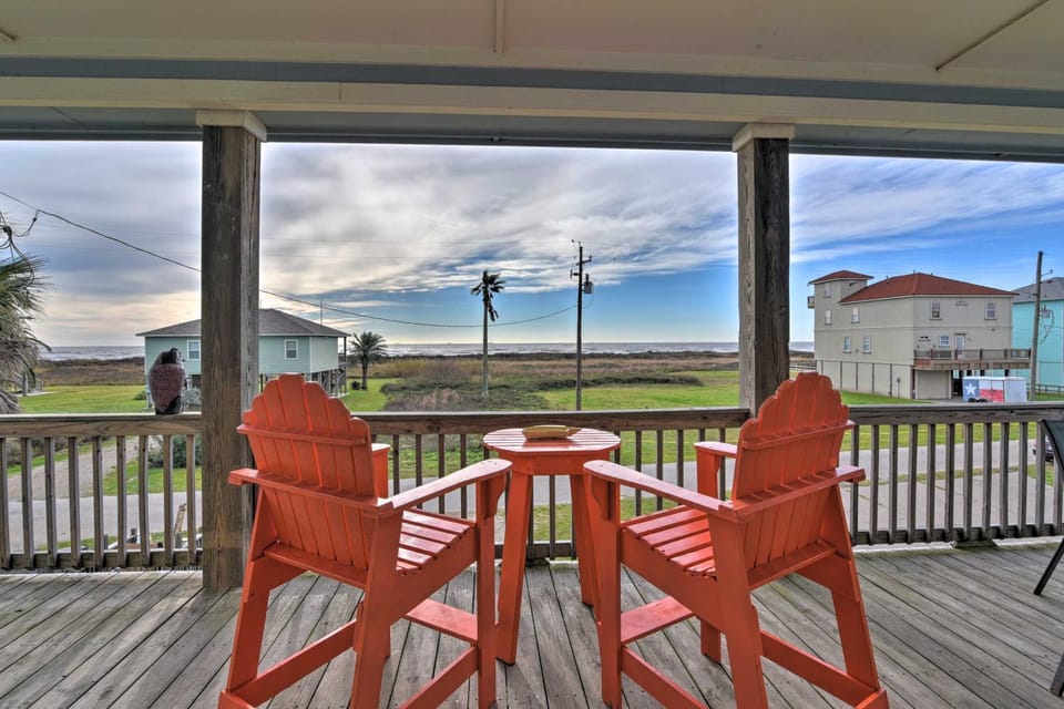 Ocean View & Grill: Crystal Beach Bungalow! House in Bolivar Peninsula
