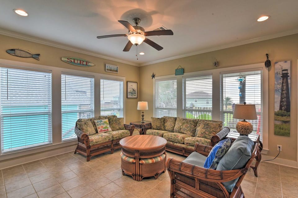 Ocean View & Grill: Crystal Beach Bungalow! House in Bolivar Peninsula