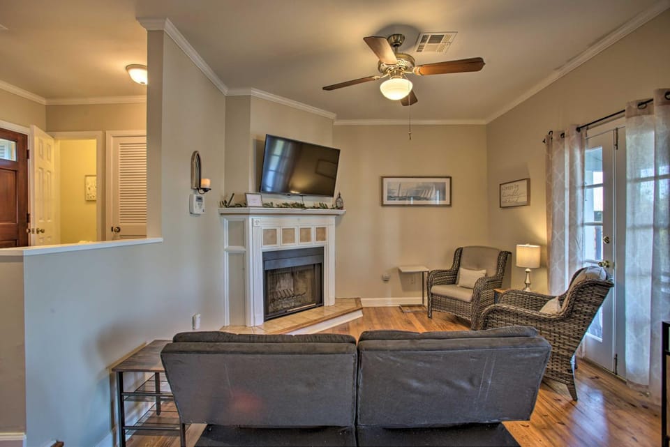 Water Views & Private Dock! Madisonville Townhome House in Mississippi