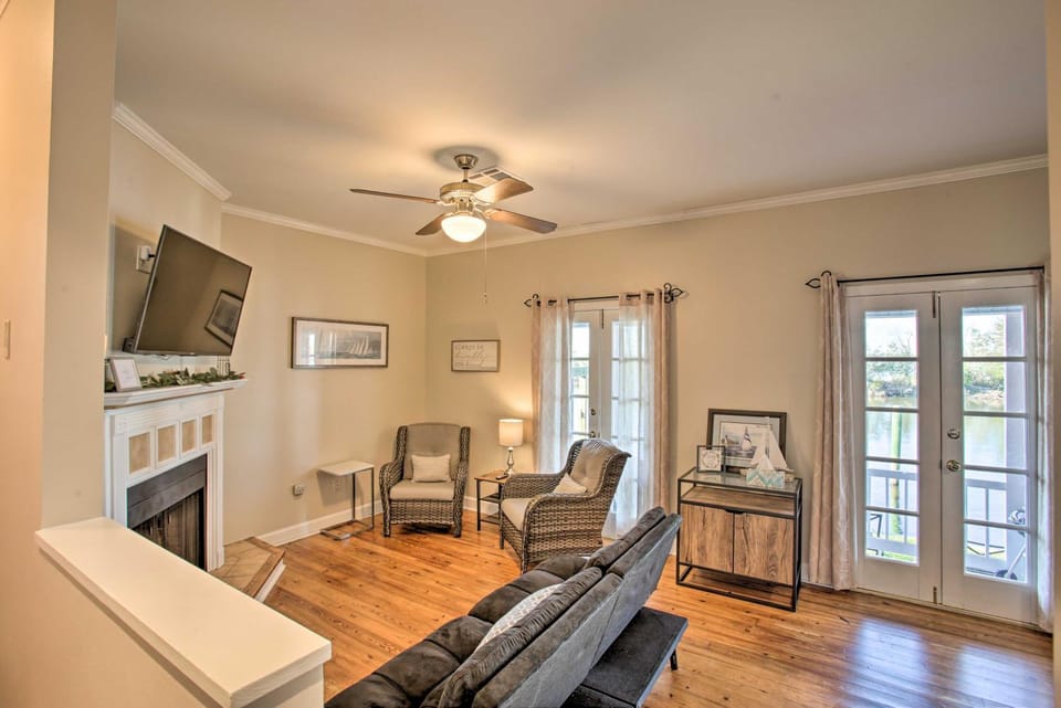 Water Views & Private Dock! Madisonville Townhome House in Mississippi