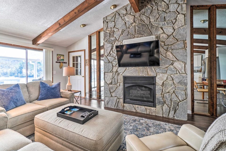 Cozy Lake Santeetlah Cottage with Dock & 3 Kayaks! House in Cheoah