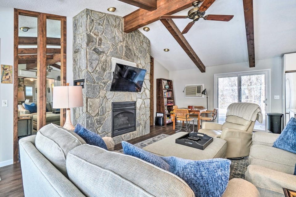 Cozy Lake Santeetlah Cottage with Dock & 3 Kayaks! House in Cheoah