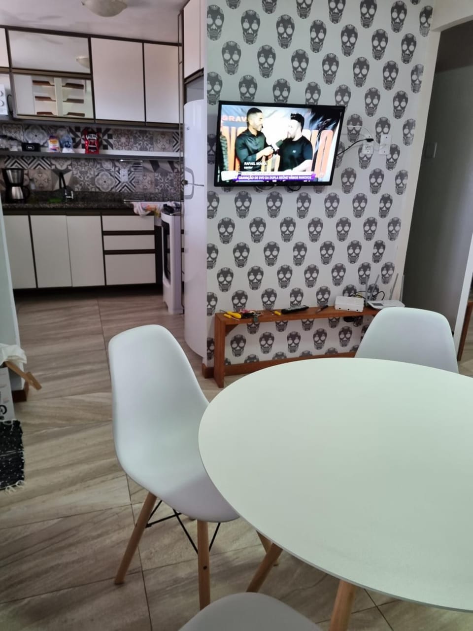 TV and multimedia, Kitchen or kitchenette, Living room, Seating area, Dining area, stove