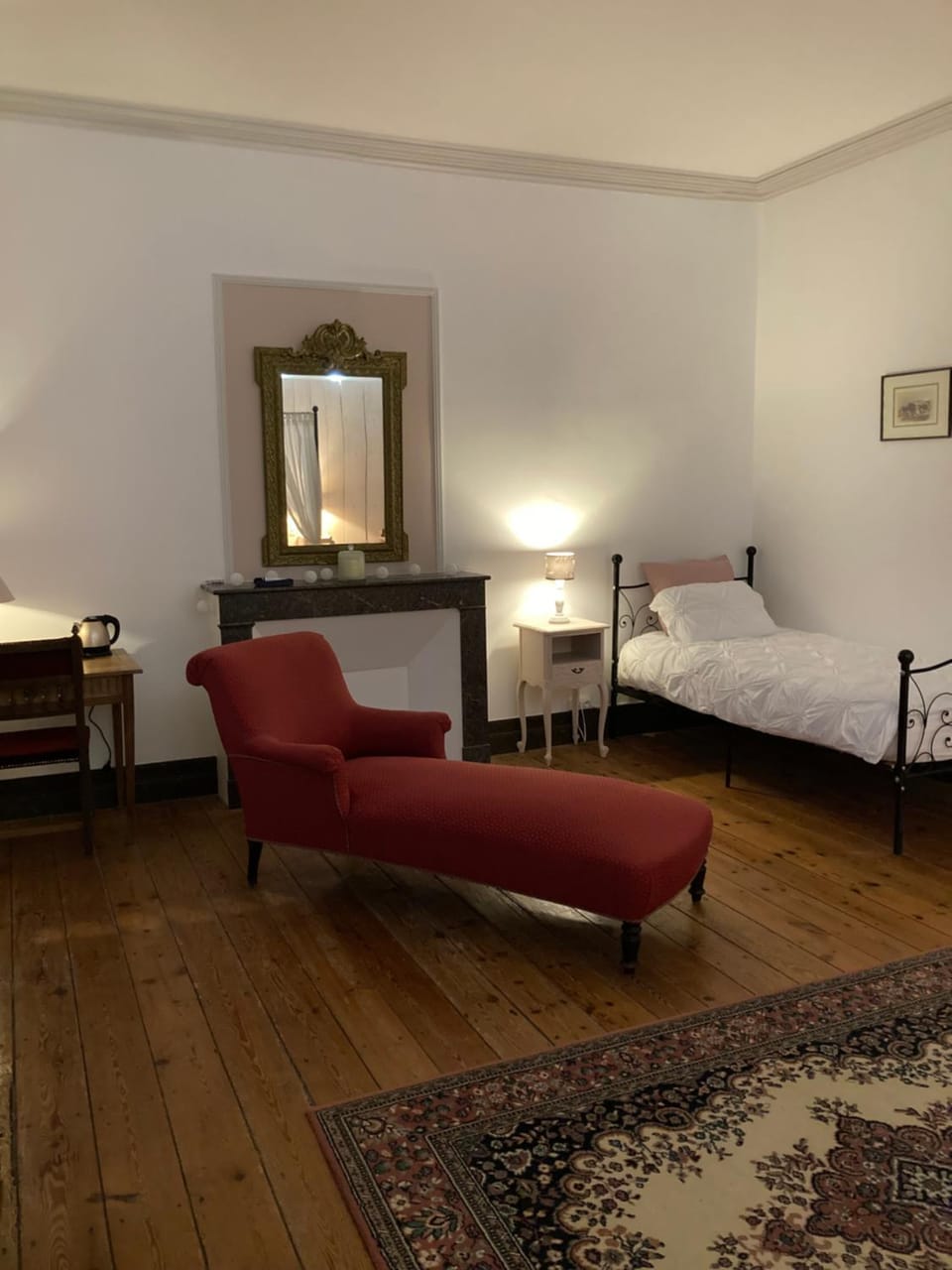 Bed, Photo of the whole room, Seating area, Bedroom