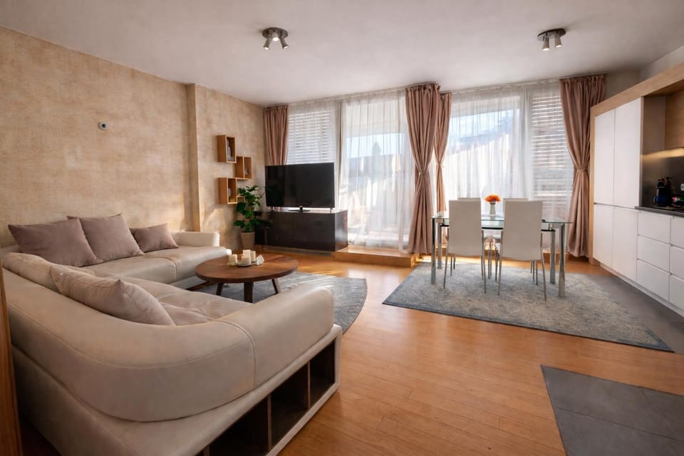 Communal lounge/ TV room, TV and multimedia, Living room, Seating area, Evening entertainment