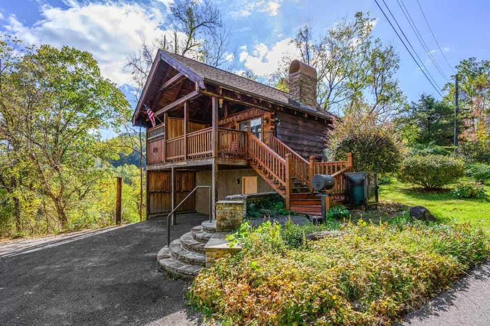Cozy Studio Log Cabin in the heart of Pigeon Forge. Hot Tub. Honeymoon! Sleeps 2 Cabin in Pigeon Forge