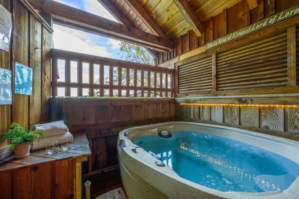 Cozy Studio Log Cabin in the heart of Pigeon Forge. Hot Tub. Honeymoon! Sleeps 2 Cabin in Pigeon Forge