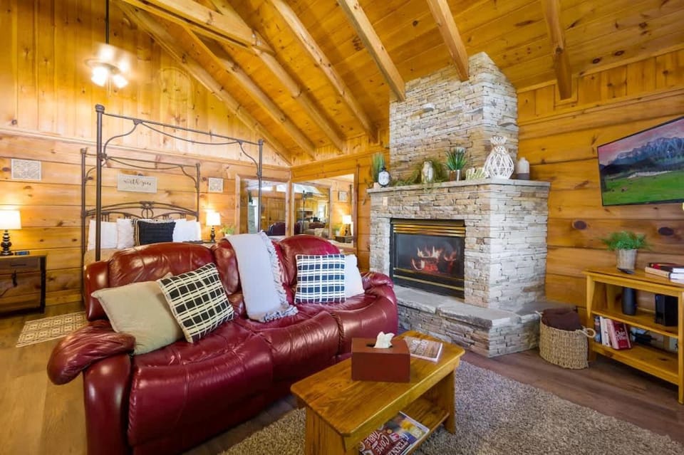 Cozy Studio Log Cabin in the heart of Pigeon Forge. Hot Tub. Honeymoon! Sleeps 2 Cabin in Pigeon Forge