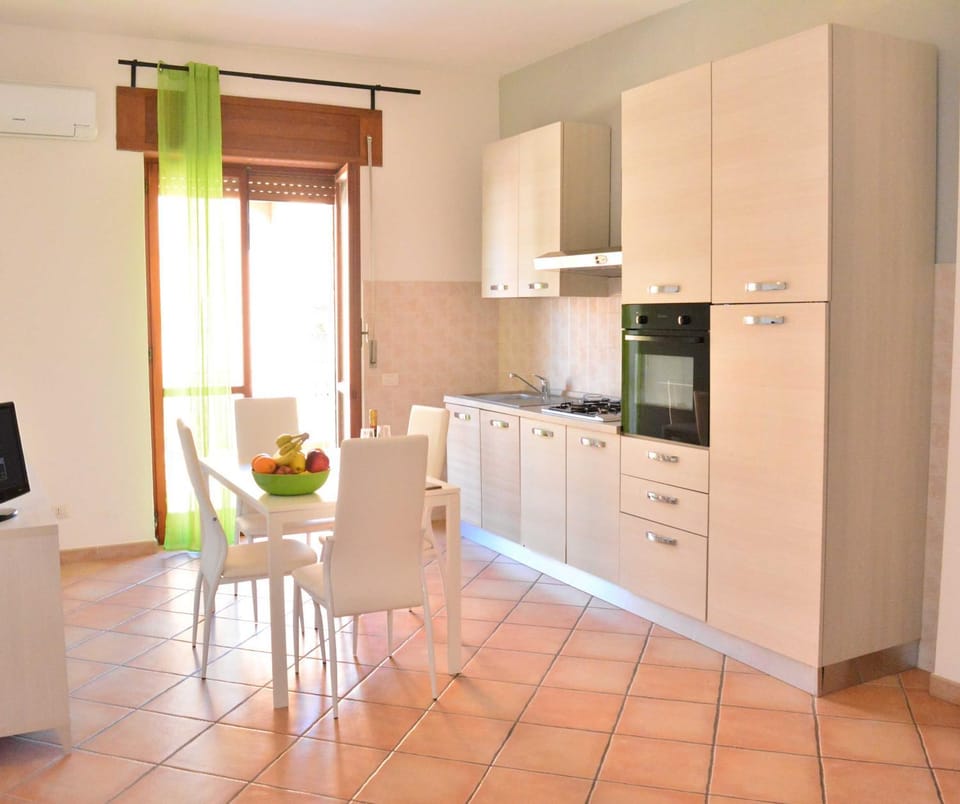 Kitchen or kitchenette, Dining area, oven, pet friendly, stove