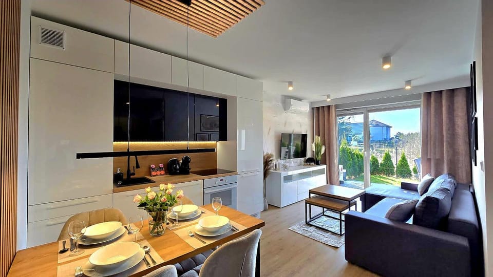 TV and multimedia, Kitchen or kitchenette, Living room, Seating area, Dining area