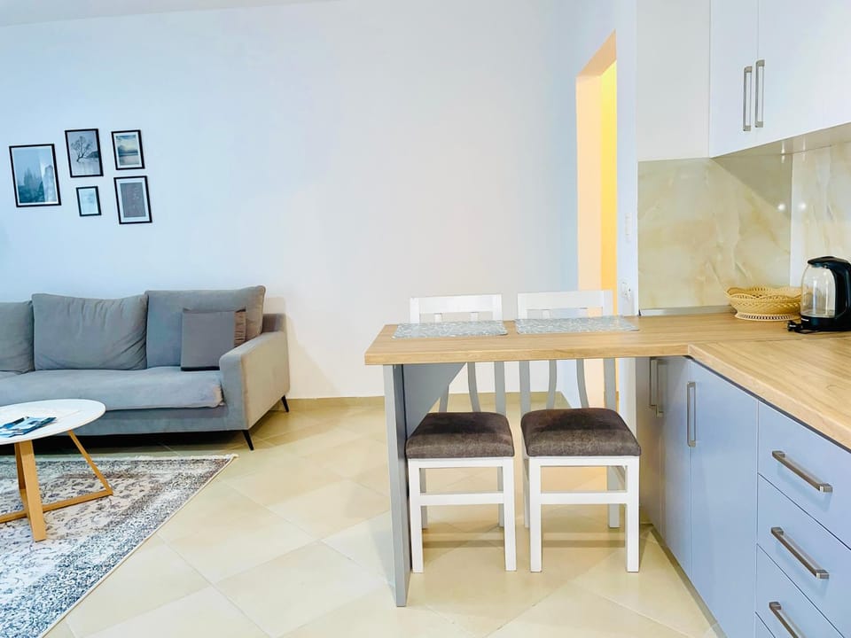 Kitchen or kitchenette, Living room, Seating area, Dining area, minibar
