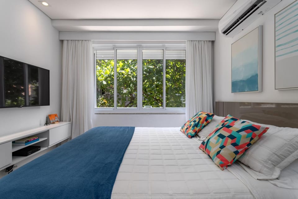 Bed, TV and multimedia, View (from property/room), Photo of the whole room, air conditioner