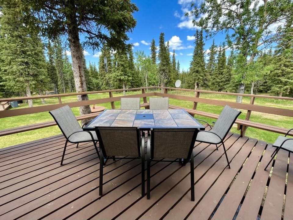 Denali Natl Park 3 Bedroom Home on 5 Acres, hiking and wildlife House in Healy