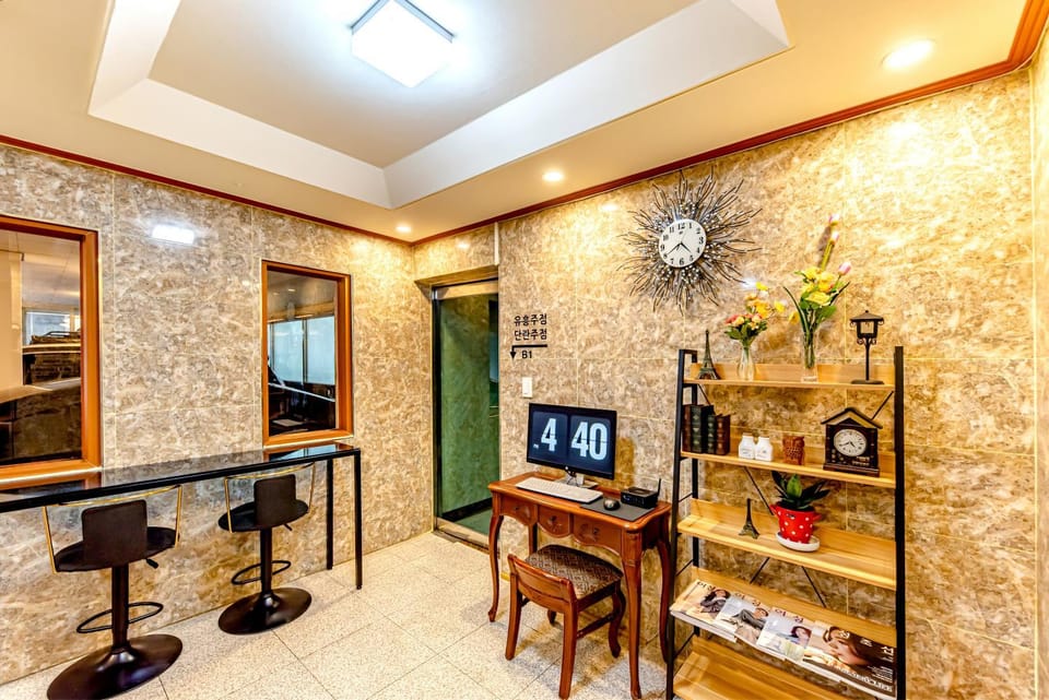 Communal lounge/ TV room, Lobby or reception, Business facilities