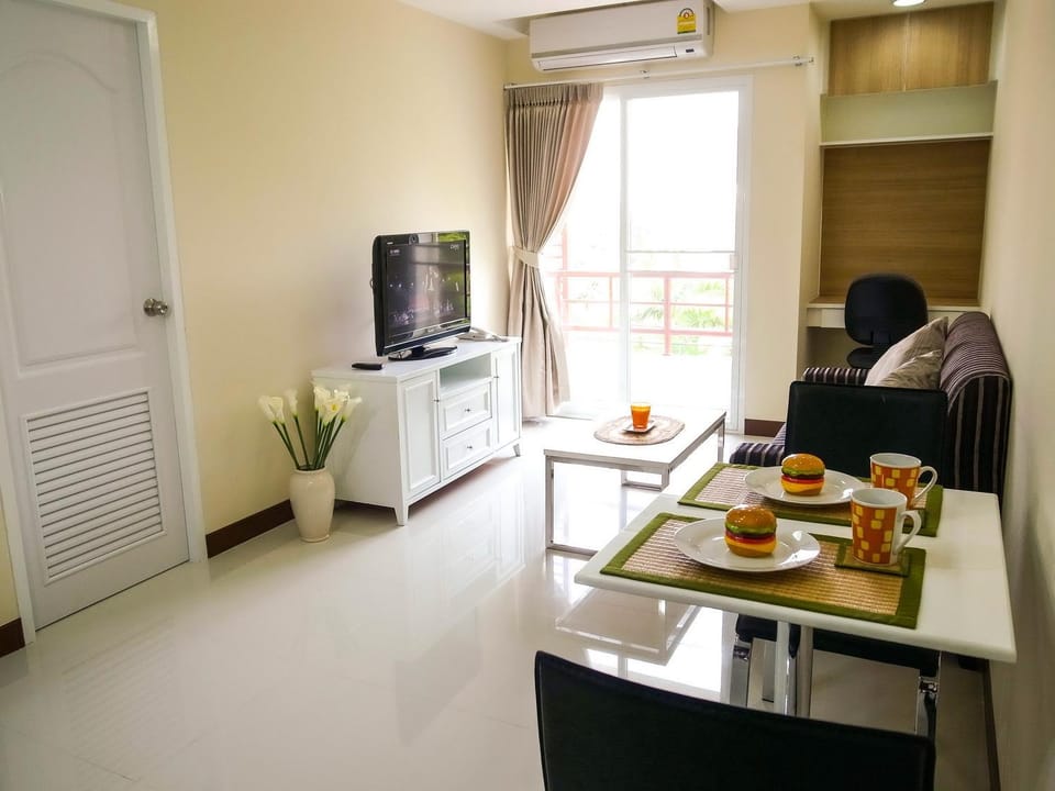 TV and multimedia, Living room, Seating area, Dining area