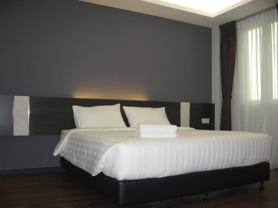 Photo of the whole room, Bedroom