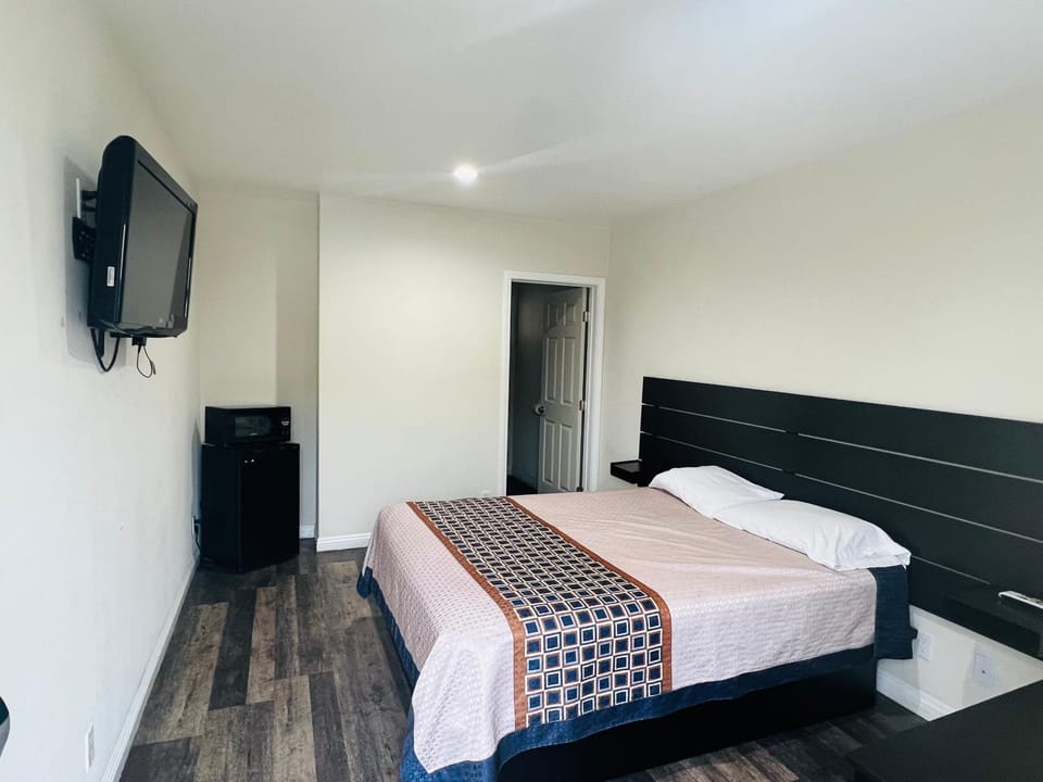 Bed, TV and multimedia, Photo of the whole room, Bedroom