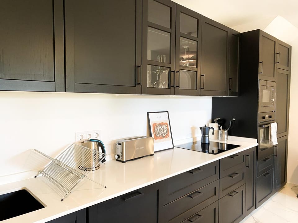 Coffee/tea facilities, Kitchen or kitchenette, stove, toaster