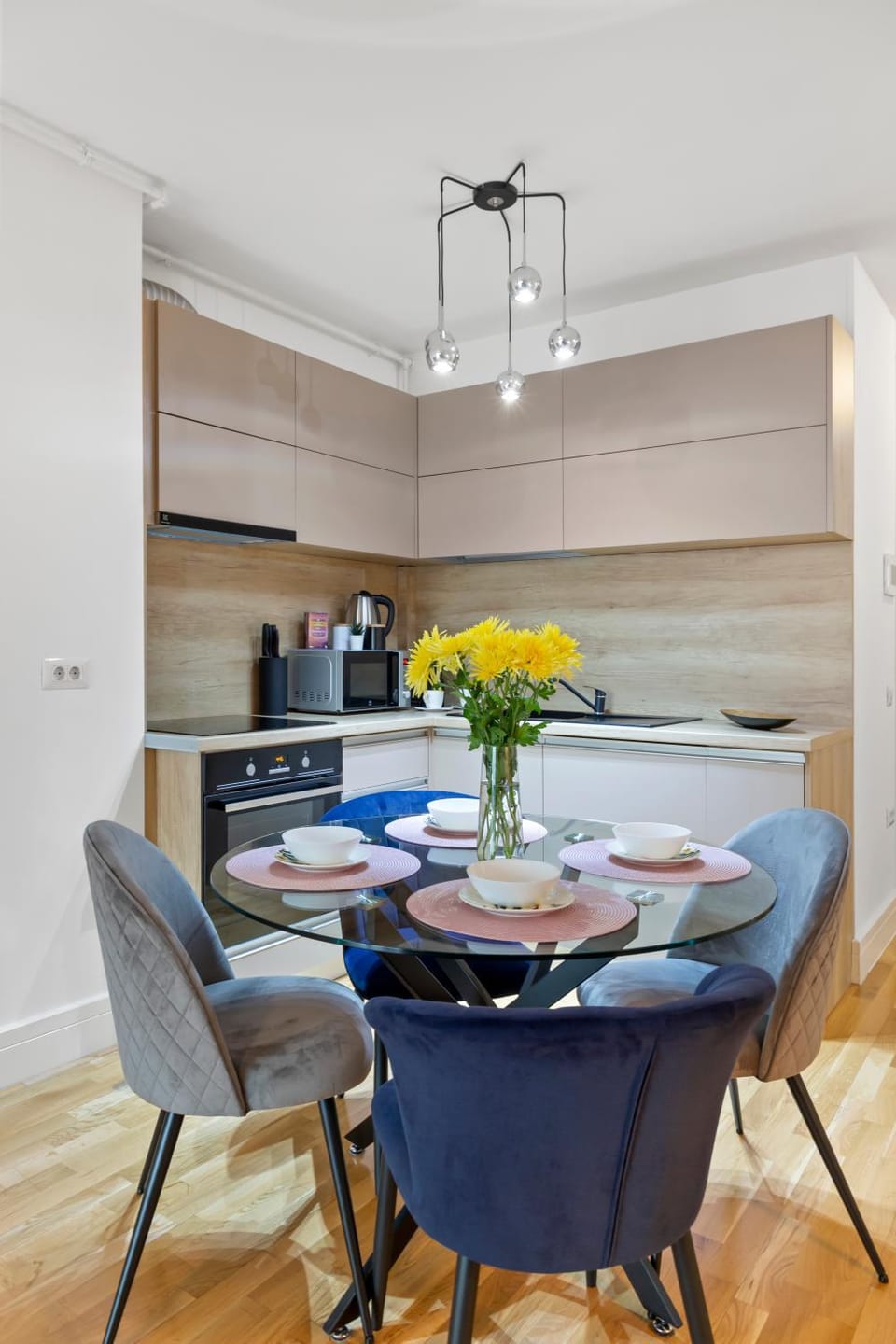 Kitchen or kitchenette, Dining area, minibar, pet friendly