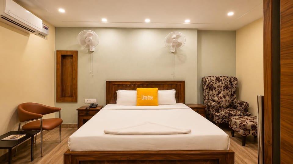 Bed, Photo of the whole room, Bedroom, air conditioner