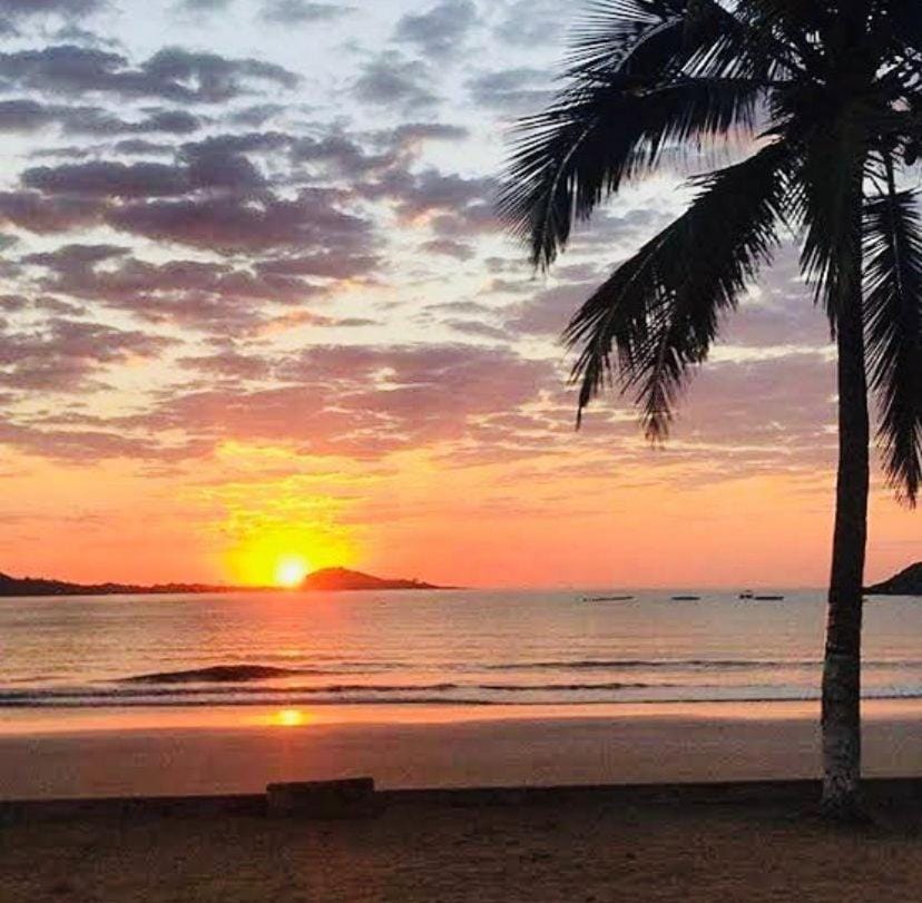 Apartamento Frente para o Mar - Varandão com Blindex - Vista para o Mar - 1 Suite e mais 2 Quartos-Ar Condicionado - 2 Vagas - BEIRA MAR - 70 metros da Praia ,TVS SMART GERAL -WI-FI -DISNEY PLUS- PORT 24 HORAS-KIT PRAIA-ROUPA DE CAMA 2 XCASAIS Apartment in Guarapari