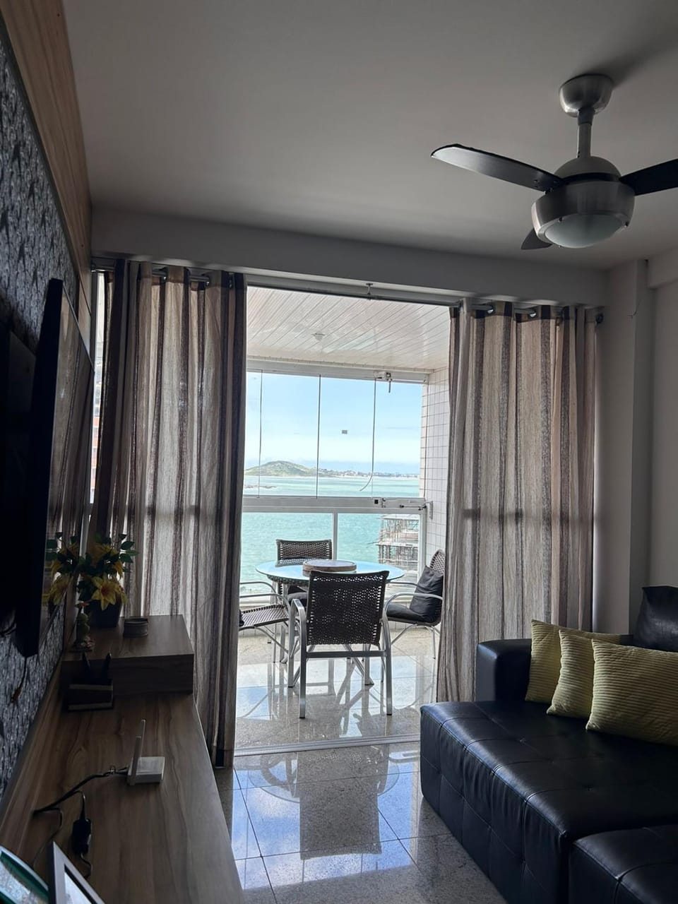Apartamento Frente para o Mar - Varandão com Blindex - Vista para o Mar - 1 Suite e mais 2 Quartos-Ar Condicionado - 2 Vagas - BEIRA MAR - 70 metros da Praia ,TVS SMART GERAL -WI-FI -DISNEY PLUS- PORT 24 HORAS-KIT PRAIA-ROUPA DE CAMA 2 XCASAIS Apartment in Guarapari