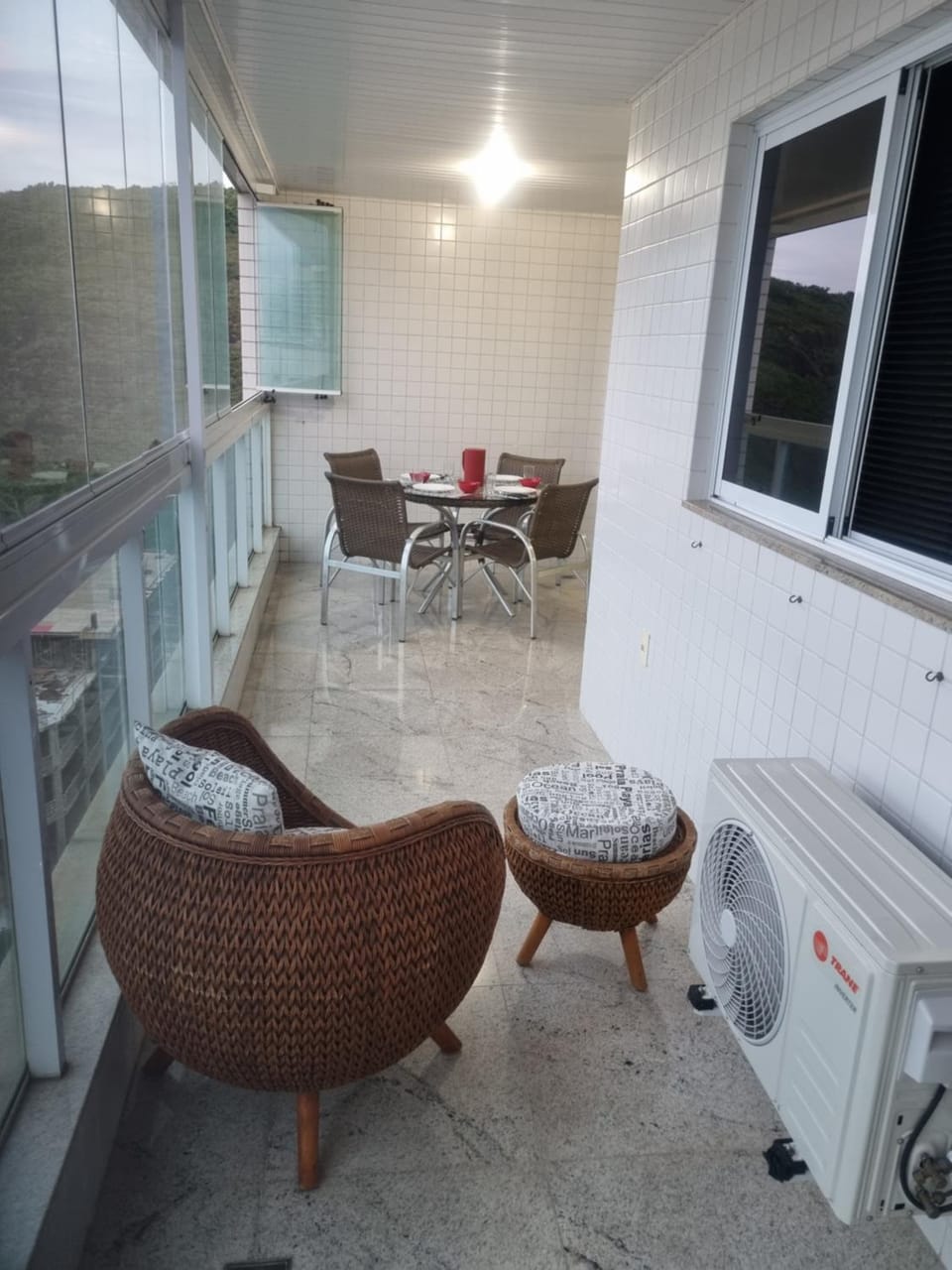 Apartamento Frente para o Mar - Varandão com Blindex - Vista para o Mar - 1 Suite e mais 2 Quartos-Ar Condicionado - 2 Vagas - BEIRA MAR - 70 metros da Praia ,TVS SMART GERAL -WI-FI -DISNEY PLUS- PORT 24 HORAS-KIT PRAIA-ROUPA DE CAMA 2 XCASAIS Apartment in Guarapari